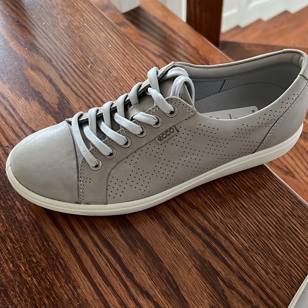 New with tags Ecco Soft women’s sneaker. Beautiful light gray. Size 39 (8 US)